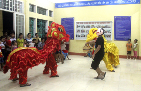 Các cháu thiếu nhi tại Trung tâm Công tác xã hội và Bảo trợ xã hội tỉnh tập múa lân.
